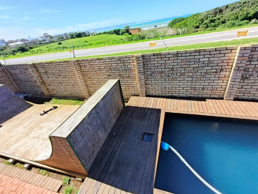 5 Bedroom Property for Sale in Wavecrest Eastern Cape